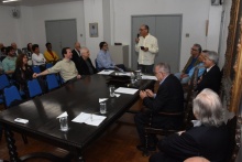 O Prof. José Eugênio Leal agradece a homenagem. Na primeira fila, de paletó preto, o Prof. Abraham Alcaim. Fotógrafo Antônio Albuquerque.