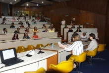 Abertura do Encontro, com as professoras Maria Rita Passeri e Daniela Vargas, no auditório do RDC. Fotógrafo Antônio Albuquerque.