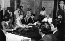 Assinatura do protocolo, com a presença do Reitor Pe. Mac Dowell, S.J., e do governador Chagas Freitas Assinatura do protocolo, com a presença do Reitor Pe. Mac Dowell, S.J., e do governador Chagas Freitas