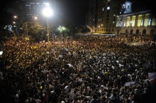 Primeiro protesto de vulto no Rio de Janeiro, em 17/06/2013, com mais de 100 mil pessoas no centro da cidade. Fotógrafo Tomaz Silva, Agência Brasil.