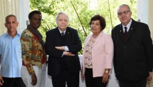 O Reitor Prof. Pe. Josafá Carlos de Siqueira S.J. e o Vice-Reitor Pe. Francisco Ivern Simó S.J. com Pedro Luiz Soares Ferreira, Jussara Maria Gonçalves de Oliveira e Ivone de Figueiredo Santos. Fotógrafo Antônio Albuquerque. Acervo Núcleo de Memória.