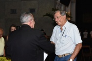 O Reitor Prof. Pe. Josafá S.J. cumprimenta o professor Arndt Von Staa (INF), por seus 50 anos de dedicação à PUC-Rio. Fotógrafo Antônio Albuquerque. Acervo Núcleo de Memória.