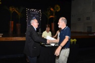 O Reitor Prof. Pe. Josafá S.J. faz a entrega do diploma de Honra ao Mérito ao professor Ilmar Rohloff de Mattos (HIS), por seus 50 anos de dedicação à PUC-Rio. Fotógrafo Antônio Albuquerque. Acervo Núcleo de Memória.