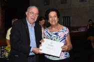 O Reitor Prof. Pe. Josafá S.J. faz a entrega do diploma de Honra ao Mérito à professora Hedy Silva Ramos de Vasconcellos (EDU), por seus 45 anos de dedicação à PUC-Rio. Fotógrafo Antônio Albuquerque. Acervo Núcleo de Memória.
