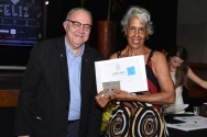 O Reitor Prof. Pe. Josafá S.J. faz a entrega do diploma de Honra ao Mérito à professora Celi Bernardo (IND), por seus 35 anos de dedicação à PUC-Rio. Fotógrafo Antônio Albuquerque. Acervo Núcleo de Memória.