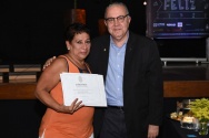 O Reitor Prof. Pe. Josafá S.J. faz a entrega do diploma de Honra ao Mérito à funcionária Vera Lucia Alvares de Carvalho (DBD), por seus 40 anos de dedicação à PUC-Rio. Fotógrafo Antônio Albuquerque. Acervo Núcleo de Memória.