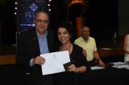 O Reitor Prof. Pe. Josafá S.J. faz a entrega do diploma de Honra ao Mérito à professora Maria Sarah da Silva Telles (CIS), por seus 35 anos de dedicação à PUC-Rio. Ao fundo, o Prof. Augusto Sampaio. Fotógrafo Antônio Albuquerque. Acervo Núcleo de Memória.