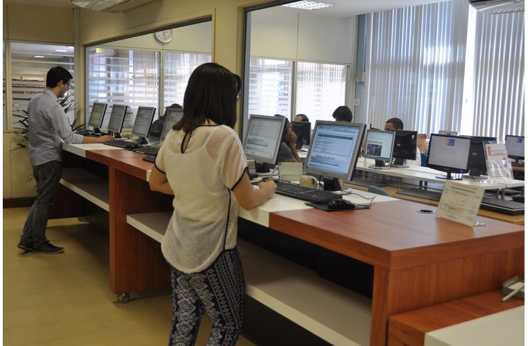 Acesso ao catálogo da Biblioteca Central através de computadores no hall de entrada. 2014. Fotógrafo Antônio Albuquerque. Acervo Núcleo de Memória.