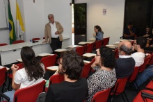 O Prof. Maurício Guedes, no auditório do IAG. Fotógrafo Antônio Albuquerque.