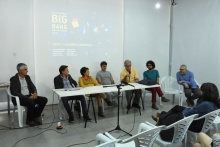 Mesa de abertura com professores do Departamento de Artes e Design, no espaço para palestras do térreo do prédio do Departamento. Fotógrafo Antônio Albuquerque.