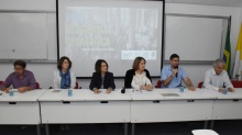 Na mesa, os professores Júlio Diniz, Daniela Vargas, Maria Cristina Góes, Maria Rita Salomão, Pe. Álvaro Pimentel S.J. e José Ricardo Bergmann. Evento realizado no auditório do IAG. Fotógrafo Antônio Albuquerque.