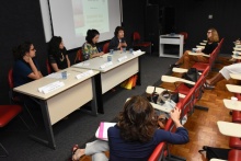 Mesa com Ana Carolina Radd (PUC-Rio), Profa. Eugênia Zandoná (UERJ), Profa. Moema Guedes (UERJ) e Profa. Hildete Pereira (UFF). Evento realizado na sala K102. Fotógrafo Antônio Albuquerque.