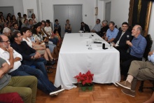 Na mesa, o Prof. Staa, o Vice-Reitor Pe. Álvaro Pimentel S.J. e o Prof. Ilmar. Fotógrafo Antônio Albuquerque.