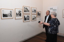 A diretora do Solar, Profa. Margarida de Souza Neves, apresenta a exposição ao Reitor Pe. Josafá Carlos de Siqueira S.J. Fotógrafo Antônio Albuquerque.
