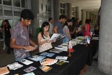 Exposição nos pilotis do Edifício Cardeal Leme. Fotógrafo Antônio Albuquerque.