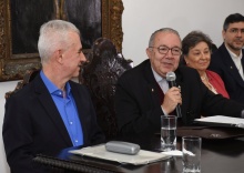 O Prof. Leonel Azevedo de Aguiar, o Reitor Pe. Josafá S.J., a Profa. Angeluccia Habert e o Vice-Reitor Pe. Álvaro Pimentel S.J. Fotógrafo Antônio Albuquerque.