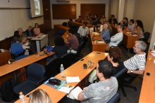 Palestra como a Profa. Tereza Maria Pompeia Cavalcanti (TEO), Profa. Margarida de Souza Neves (Núcleo de Memória) e o Prof. José Maria Gomez (JUR), no auditório 014-IAG. Fotógrafo Antônio Albuquerque.