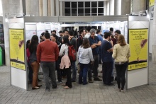 Apresentação de pôsteres nos pilotis do Edifício Cardeal Leme. Fotógrafo Antônio Albuquerque.