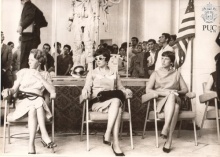 Esposas dos astronautas, e atrás, traje espacial. Esposas dos astronautas, e atrás, traje espacial.