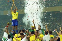 Cafu, o capitão do time brasileiro, ergue o troféu entregue ao time vencedor ao final do jogo Brasil - Alemanha. Cafu, o capitão do time brasileiro, ergue o troféu entregue ao time vencedor ao final do jogo Brasil - Alemanha.