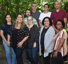 A Diretora da Divisão de Bibliotecas e Documentação, Ana Maria Gomes Ribeiro, e equipe. Fotógrafo Antônio Albuquerque. Acervo Núcleo de Memória. 