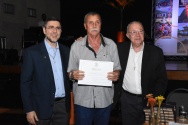O Reitor Prof. Pe. Josafá S.J. faz a entrega do diploma de Honra ao Mérito ao funcionário Orlando Bezerra do Nascimento, do Departamento de Matemática, por seus 45 anos de dedicação à PUC-Rio. Ao lado, o Vice-Reitor Pe. Álvaro Pimentel S.J..