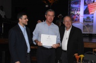 O Reitor Prof. Pe. Josafá S.J. faz a entrega do diploma de Honra ao Mérito ao professor Emanoel Paiva de Oliveira Costa, do CETUC, por seus 40 anos de dedicação à PUC-Rio. Ao lado, o Vice-Reitor Pe. Álvaro Pimentel S.J..