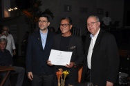 O Reitor Prof. Pe. Josafá S.J. faz a entrega do diploma de Honra ao Mérito ao professor Antônio Jorge Alaby Pinheiro, do Departamento de Comunicação Social, por seus 35 anos de dedicação à PUC-Rio. Ao lado, o Vice-Reitor Pe. Álvaro Pimentel S.J..
