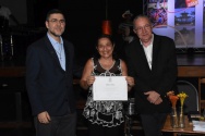 O Reitor Prof. Pe. Josafá S.J. faz a entrega do diploma de Honra ao Mérito à professora Rita Maria de Souza Couto, do Departamento de Artes e Design, por seus 30 anos de dedicação à PUC-Rio. Ao lado, o Vice-Reitor Pe. Álvaro Pimentel S.J..
