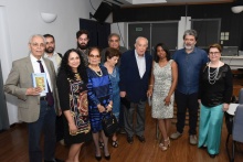 Alguns dos presentes à homenagem, com o prof. Gilberto Mendonça Teles no centro da foto. Fotógrafo Antônio Albuquerque.