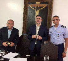 O Vice-Reitor Comunitário prof. Augusto Sampaio e o Vice-Reitor Pe. Álvaro Pimentel S.J. recebem do representante do Projeto Rondon a medalha do cinquentenário do Projeto. Foto: Facebook do Projeto Rondon.