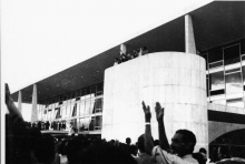 O Presidente Juscelino Kubitschek recebe simbolicamente a chave da nova capital.