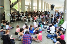 Mesa Nós Precisamos do Feminismo na PUC, nos pilotis da Ala Kennedy. Fotógrafo Antônio Albuquerque. Acervo Núcleo de Memória.