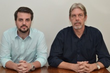 O Coordenador Central de Orçamento até agosto, Prof. Ricardo Tanscheit, e o prof. Luiz Eduardo Santos Torres. Fotógrafo Antônio Albuquerque. Acervo Núcleo de Memória.