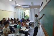 Julho - A AFPUC apoiou mais uma edição dos cursos de qualificação de férias promovidos pelo NEAM/PUC-Rio. Foram oferecidos oito cursos gratuitos à dependentes de funcionários da PUC-Rio e a 250 jovens de diferentes comunidades. Parcerias: Vice-Reitoria Comunitária, RDC, AFPUC, Coop-PUC, ICA, CNPq Jovens em Rede PUC-Rio.