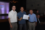 O Vice-reitor, Pe. Álvaro Pimentel S.J. e o Vice-reitor Comunitário, prof. Augusto Sampaio fazem a entrega do diploma de Honra ao Mérito ao funcionário Alex Carvalho Alves, do Departamento de Informática, por seus 20 anos de dedicação à PUC-Rio. O Vice-reitor, Pe. Álvaro Pimentel S.J. e o Vice-reitor Comunitário, prof. Augusto Sampaio fazem a entrega do diploma de Honra ao Mérito ao funcionário Alex Carvalho Alves, do Departamento de Informática, por seus 20 anos de dedicação à PUC-Rio.