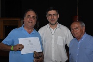 O Vice-reitor, Pe. Álvaro Pimentel S.J. e o Vice-reitor Comunitário, prof. Augusto Sampaio fazem a entrega do diploma de Honra ao Mérito ao funcionário Eduardo Cabral Lacourt, da Prefeitura do Campus, por seus 20 anos de dedicação à PUC-Rio. O Vice-reitor, Pe. Álvaro Pimentel S.J. e o Vice-reitor Comunitário, prof. Augusto Sampaio fazem a entrega do diploma de Honra ao Mérito ao funcionário Eduardo Cabral Lacourt, da Prefeitura do Campus, por seus 20 anos de dedicação à PUC-Rio.