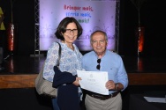 O Vice-reitor Comunitário, prof. Augusto Sampaio faz a entrega do diploma de Honra ao Mérito à professora Maria Isabel Pais da Silva, do Departamento de Engenharia Química e de Materiais, por seus 25 anos de dedicação à PUC-Rio. O Vice-reitor Comunitário, prof. Augusto Sampaio faz a entrega do diploma de Honra ao Mérito à professora Maria Isabel Pais da Silva, do Departamento de Engenharia Química e de Materiais, por seus 25 anos de dedicação à PUC-Rio.