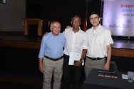 O Vice-reitor, Pe. Álvaro Pimentel S.J. e o Vice-reitor Comunitário, prof. Augusto Sampaio fazem a entrega do diploma de Honra ao Mérito ao funcionário Valmir José da Silva, da Vice-reitoria Comunitária, por seus 30 anos de dedicação à PUC-Rio. O Vice-reitor, Pe. Álvaro Pimentel S.J. e o Vice-reitor Comunitário, prof. Augusto Sampaio fazem a entrega do diploma de Honra ao Mérito ao funcionário Valmir José da Silva, da Vice-reitoria Comunitária, por seus 30 anos de dedicação à PUC-Rio.