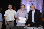 O Vice-reitor, Pe. Álvaro Pimentel S.J. e o Reitor, Pe. Josafá S.J., fazem a entrega do diploma de Honra ao Mérito ao professor Marcos Cohen, do Departamento de Administração, por seus 20 anos de dedicação à PUC-Rio. O Vice-reitor, Pe. Álvaro Pimentel S.J. e o Reitor, Pe. Josafá S.J., fazem a entrega do diploma de Honra ao Mérito ao professor Marcos Cohen, do Departamento de Administração, por seus 20 anos de dedicação à PUC-Rio.