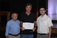 O Vice-reitor, Pe. Álvaro Pimentel S.J. e o Vice-reitor Comunitário, prof. Augusto Sampaio fazem a entrega do diploma de Honra ao Mérito ao professor Luis Fernando Alzuguir Azevedo, do Departamento de Engenharia Mecânica, por seus 35 anos de dedicação à PUC-Rio. O Vice-reitor, Pe. Álvaro Pimentel S.J. e o Vice-reitor Comunitário, prof. Augusto Sampaio fazem a entrega do diploma de Honra ao Mérito ao professor Luis Fernando Alzuguir Azevedo, do Departamento de Engenharia Mecânica, por seus 35 anos de dedicação à PUC-Rio.