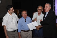O Reitor, Pe. Josafá S.J., o Vice-reitor, Pe. Álvaro Pimentel S.J. e o Vice-reitor Comunitário, prof. Augusto Sampaio fazem a entrega do diploma de Honra ao Mérito ao funcionário Antonio Carlos Anchieta Romão, da Prefeitura do Campus, por seus 50 anos de dedicação à PUC-Rio. O Reitor, Pe. Josafá S.J., o Vice-reitor, Pe. Álvaro Pimentel S.J. e o Vice-reitor Comunitário, prof. Augusto Sampaio fazem a entrega do diploma de Honra ao Mérito ao funcionário Antonio Carlos Anchieta Romão, da Prefeitura do Campus, por seus 50 anos de dedicação à PUC-Rio.