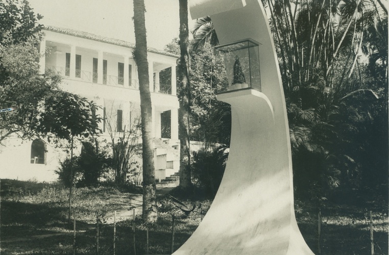 Altar de Nossa Senhora Aparecida. Ao fundo o Solar Grandjean de Montigny. 1966. Fotógrafo desconhecido. Acervo do Núcleo de Memória.