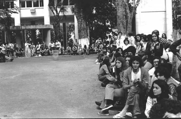 Alunos participam de sarau na Praça da Alegria, atrás da Ala Kennedy. 1979. Fotógrafo Alfredo Jefferson. Acervo do prof. Alfredo Jefferson.