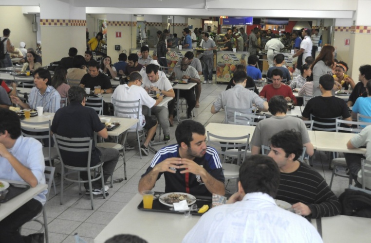 Bandejão da PUC-Rio. 2013. Fotógrafo Antônio Albuquerque. Acervo do Núcleo de Memória.