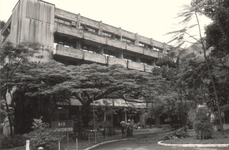 Edifício do Rio Datacentro. 1989. Fotógrafo Aníbal Mesquita. Acervo da Vice-Reitoria de Desenvolvimento. 