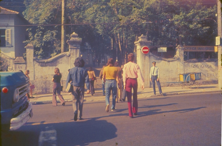 Entrada pela rua Marquês de São Vicente. c. 1975. Fotógrafo desconhecido. Acervo da Reitoria.