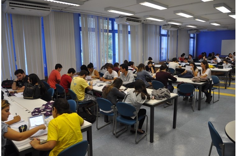 Salão de estudo da Biblioteca Central. 2014. Fotógrafo Antônio Albuquerque. Acervo Núcleo de Memória.