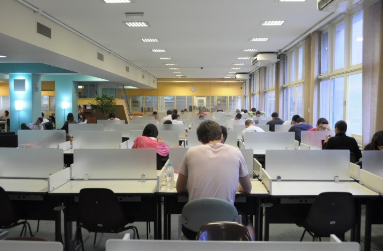 Salão principal da Biblioteca Central. 2013. Fotógrafo Antônio Albuquerque. Acervo do Núcleo de Memória.
