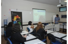 Uma das palestras em sala de aula do IAG. Fotógrafo Antônio Albuquerque. Acervo Núcleo de Memória.